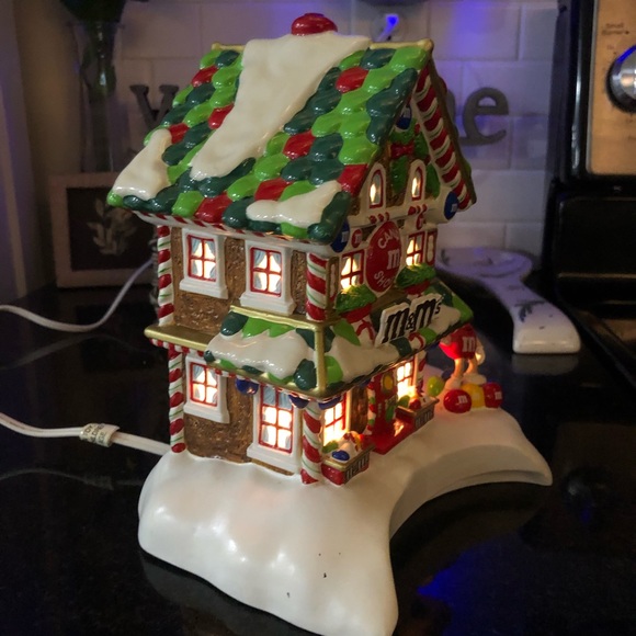 department 56 m&m shoppe - Picture 3 of 5